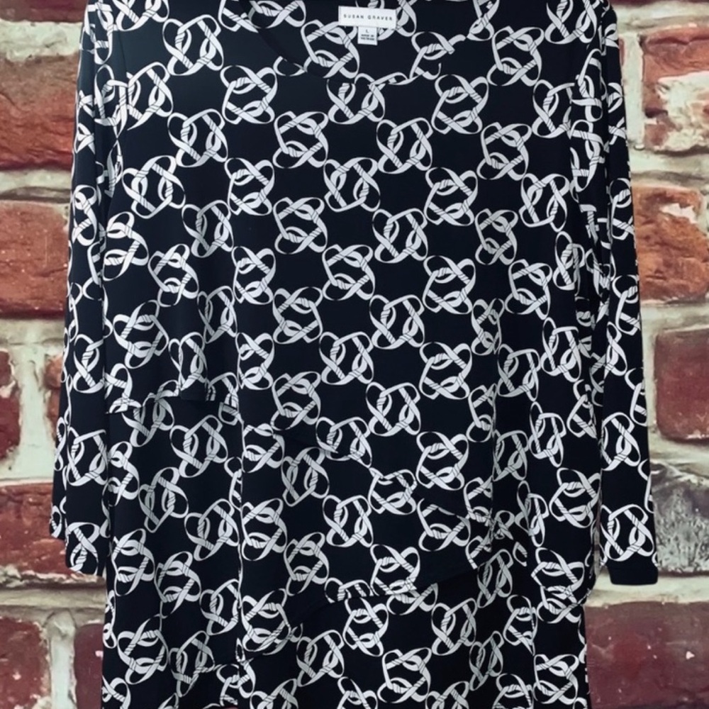SUSAN GRAVER BLACK & WHITE CHAIN LINK TIERED PULLOVER BLOUSE